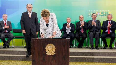 Presidenta Dilma Rousseff Empossa O Senhor Marcelo Castro Como Ministro Da Saúde Durante