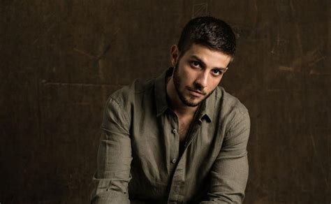 Nas redes sociais, os internautas só têm tido olhos para a beleza, o corpo e o segundo o ator, aprender capoeira o ajudou em vários aspectos: Chay Suede continua no horário em 2019, na novela Troia ...