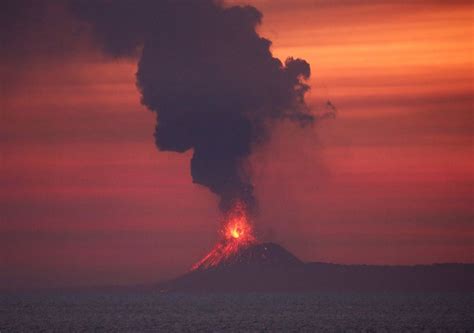 Volcán Anak Krakatoa Expulsa Columna De Cenizas De Más 2500 Metros De Alto