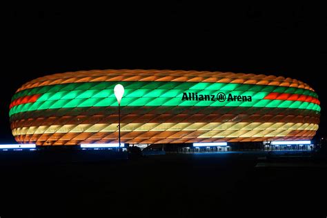 Sân vận động allianz (vi); CSD in München: So bunt leuchtete die Allianz Arena ...