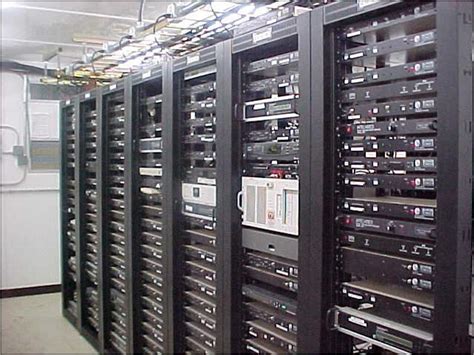 It may serve data to systems on a local area network ( lan ) or a wide area network ( wan ) over the internet. computers « Maniacal Mind