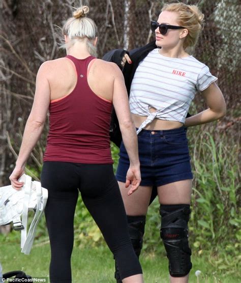 Margot Robbie Gets Harnessed Up For Suicide Squad Stunt Scenes Daily Mail Online