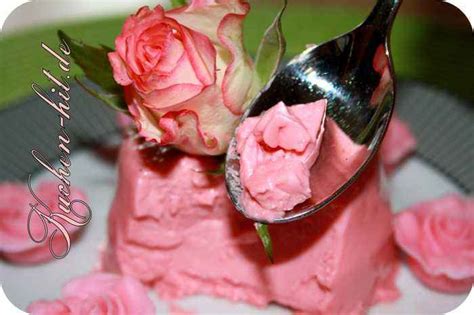 Invert the ramekin over a dessert plate and gently shake to release the panna cotta. Rosen Panna Cotta - Kuchen-hit.de