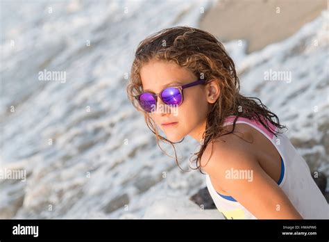Kleines Mädchen Sonnenbaden am Strand nach dem Baden Stockfotografie