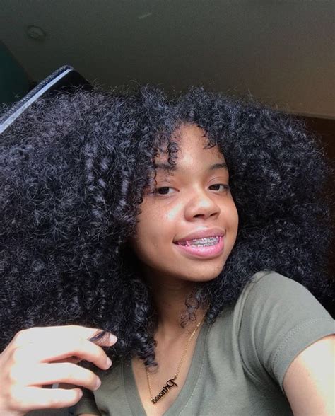 Pin By 𝓣𝐫𝐨𝐩𝐢𝐜𝐚𝐥𝓒𝐮𝐫𝐥𝐬 🏌🏻‍♀️ On ‘brace•face Curly Hair Styles