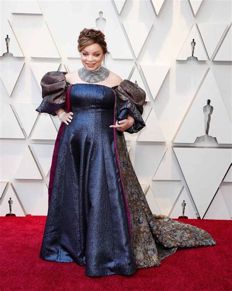 Oscars 2019 Ruth E Carter Holding Her Oscar For Best Achievment In