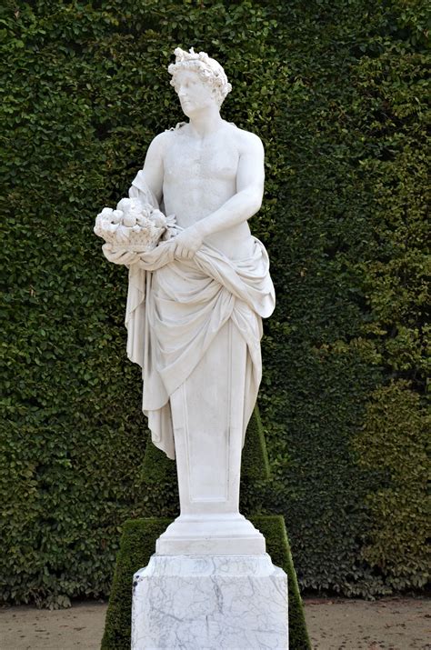 Statue En Marbre Dans Les Jardins Du Ch Teau De Versailles Statue Marble Statues Garden