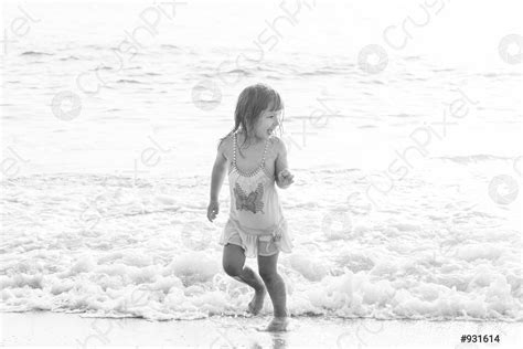 Beautiful Little Girl On The Ocean Stock Photo 931614 Crushpixel