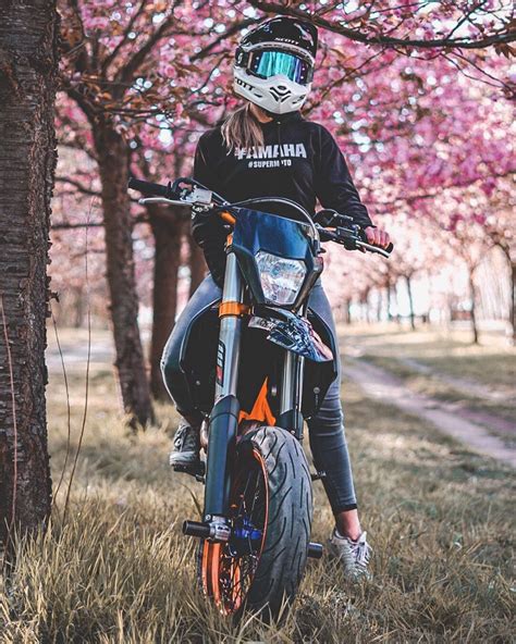 When tim kemple set out to shoot a pair of dirt bikers with his new phaseone iq250, he had some very specific shots he wanted to capture. Pin by Shavez on Bikers | Motocross girls, Motocross bikes ...