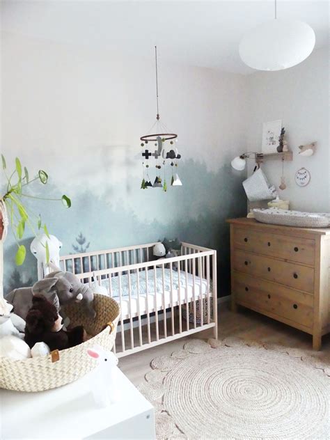 Chambre De Bébé Mixte Thème Nature Avec Un Papier Peint Forêt Thème