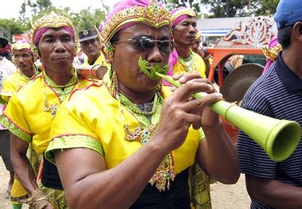 Menurut hasil sensus penduduk 2010, ada kurang lebih 3,9 juta orang bali di indonesia. Alat Musik Tradisional Khas Madura "Seronen" | Selamat Pagi Indonesia