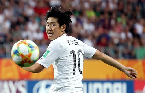 대한민국 이강인이 25일 오후 일본 이바라기현 가시마 스타디움에서 열린 '2020 도쿄올림픽' 남자축구 조별리그 b조 2차전 대한민국과 루마니아의 경기에서 패널티킥을 성공시킨 후 동료들의 축하를 받고. '메시급 명품 AS' 이강인, '4강' 넘어 '2강 in' - 일간스포츠