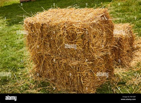 Square Hay Bale Hi Res Stock Photography And Images Alamy