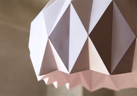 Pour les œillets dans lesquels courre le fil originalité bague en porcelaine à deux bras dont l'un est orientable grâce à la fois le dessin terminé l'artiste plonge. DIY, Une jolie suspension origami | LemonRock
