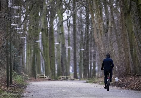 foto rutte op fiets naar koning koning en premier op de fiets naar nederlandse atleten nos