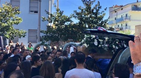 Folla Ai Funerali Del Giovane Ucciso Nel Pub Ricercato Lomicida