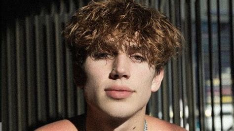 Who Is Vinnie Hacker The Up And Coming Tiktok Star Is Also A Model