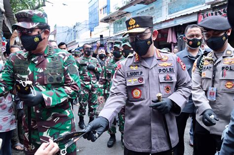 Pantau Operasi Prokes Panglima Tni Dan Kapolri Bagikan Masker Di Pasar