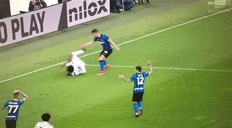 Nessun rigore, gli arbitri spieghino. Rigore Juve-Inter, simulazione plateale di Cuadrado: è lui ...