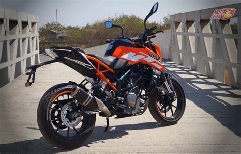 The 1290 superduke inspired headlamps uses a conventional bulb and also features led drls. 2017 KTM Duke 250 Price, Features, Specifications