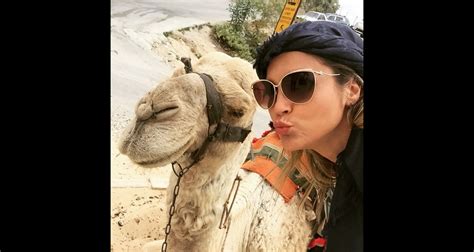 Foto Flávia Alessandra posa ao lado de um camelo durante sua viagem ao