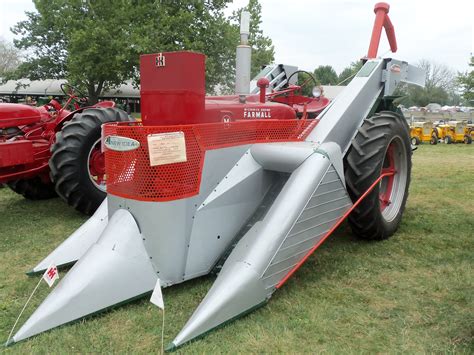 Farmall M with New Idea corn picker | Tractor pictures, Vintage