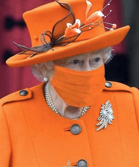 Queen of office dizisinde geeçici olarak çalışan bayan kim iş yerinde her şeyi yapar. Photos of Queen Elizabeth Wearing Matching Nose Masks ...