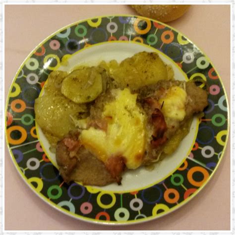 Sbucciamo le patate, laviamole e tagliamole a fettine sottili, per velocizzare al cottura, mettiamole a scolare e teniamole da parte. Pizzaiola bianca con patate, invitante, appetitosa, piace ...