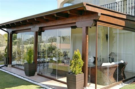 Pergolas techadas / pergolas techadas, con emparillado y chapa traslucida o policarbonato. 25 pérgolas de madera que te inspirarán a colocar una en tu jardín ya
