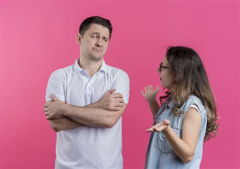 نشانه های عدم علاقه مرد به زن این ۱۲ رفتار مرد ثابت می کند که او دیگر شما را دوست ندارد