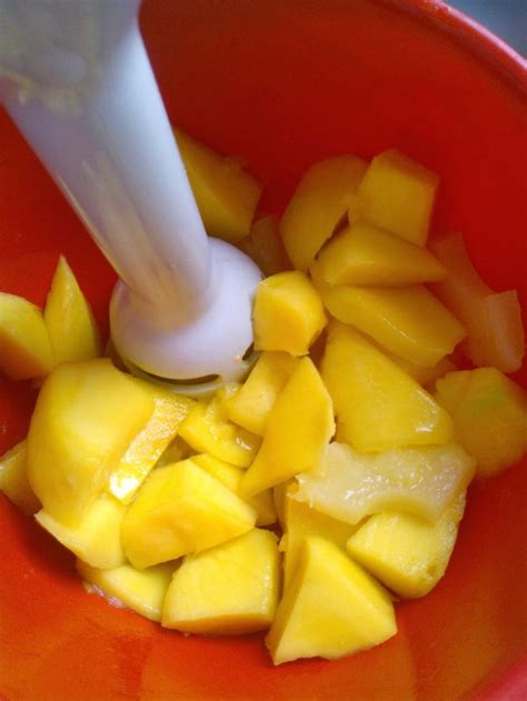 Recipe with video & photos by videoculinary. Cinnamon princess: Mango-jogurtti jäätelö