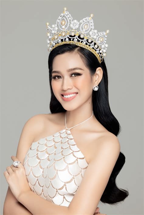 Đỗ Thị Hà Tích Cực Tập Catwalk Học Trang điểm Trước Thềm Miss World