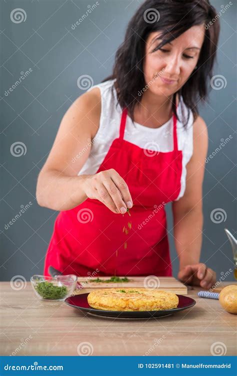 Cocinero De La Mujer Que Prepara Una Receta Imagen De Archivo Imagen De Ingredientes Sabroso