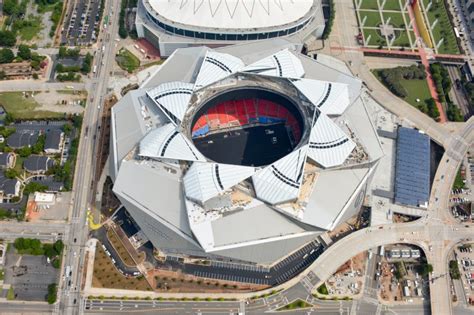 We arrived at 6 pm for a thursday night football game. Watch The 39-Month Construction Of Mercedes-Benz Stadium ...