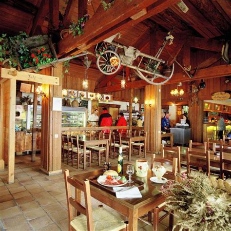 Tripadvisor sitesinde 5 üzerinden 4,5 puanla derecelendirilmiş ve 19 restoran arasında 10. Restaurant d'altitude Chez Crépy la Chaux des Rosées à ...