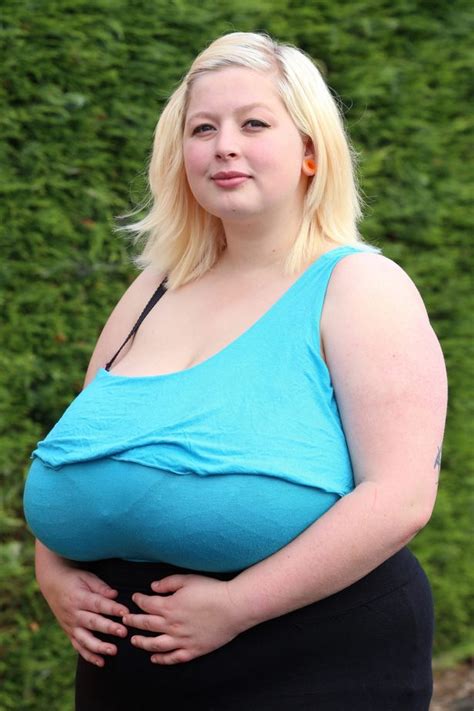 Woman With Giant 42n Breasts Told By Doctors Her Boobs Arent Big