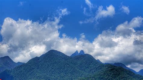 Itulah sebabnye, paleng tidak, dalam berbagai tradisi lisan terdapat sebutan gunung daik bercabang tiga. Pulau Lingga Saksi Kehebatan Sejarah Melayu - Bebelan Cik Min