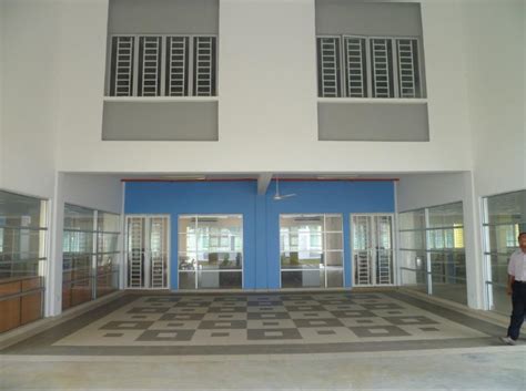 Nisbah bagi guru dan murid adalah 1:12. SM Sains Banting, Jugra: September 2011