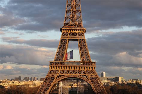 A proper noun refers to the name of a person, place, or thing. Torre Eiffel reabirá sus puertas al público - Tabasco HOY