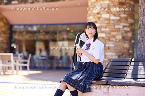 ベンチに座る女子高校生の写真素材 227811720 イメージマート