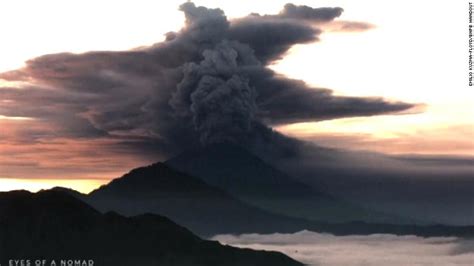 indonesia volcano mount agung eruption closes bali s main airport cnn
