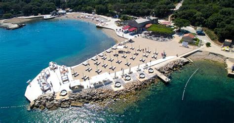 Ettől függetlenül a hely gyönyörű, hisz közvetlenül a várfal alatt fekszik. Top 5 Dubrovnik Beach Clubs - Beach Venues for Unique ...