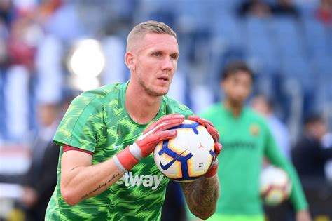 Robin olsen telah resmi menjadi milik roma. Robin Olsen Tak Sabar Dorong Roma Juara Musim Ini ...