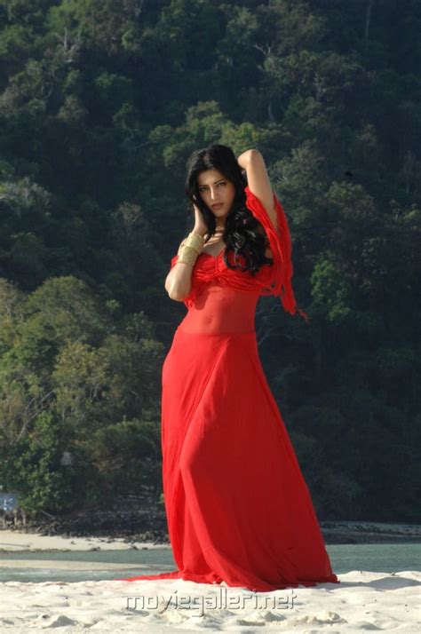 Shruti Hassan Hot Stills In 7aam Arivu Movie Actress
