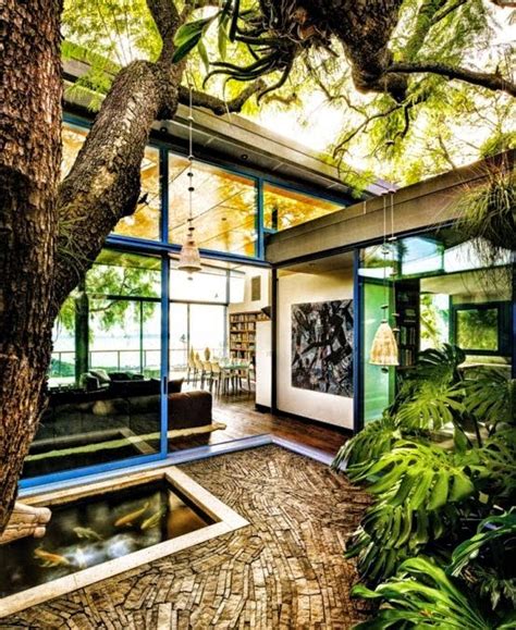 Pohon ideal untuk rumah pohon meliputi ek, maple, cemara, dan apel. Interior unik | Pohon di dalam rumah