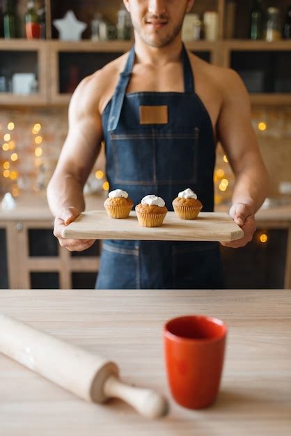 Hombre Desnudo En Delantal Tiene Bandeja Con Postre Dulce En La Cocina Varón Desnudo Preparando