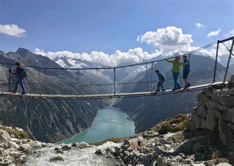 Mayrhofen verzeichnete am mittwochmorgen mindestens 42 positive getestete, bei mindestens 17 fällen dürfte es sich um die. Hängebrücke Zillertal wandern mit Kindern Tirol - Der ...