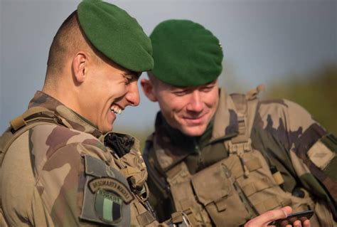 Deux Soldats De La Légion étrangère Souriants Societe Histo