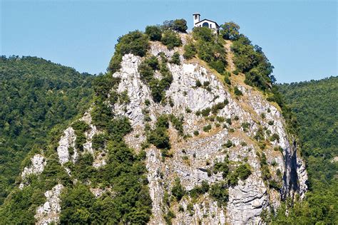 O buona santa rita, appaga i miei voti, ascolta i miei gemiti, asciuga le mie lacrime, ed anche io proclamerò al mondo, che chi vuol grazia e la domanda a dio, per mezzo di santa rita da cascia, sicuramente sarà esaudito. Il sentiero di Santa Rita: da Cascia a Roccaporena