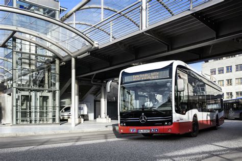 Daimler erhält Order für Elektrobusse aus Hamburg Gelenkbus Mercedes